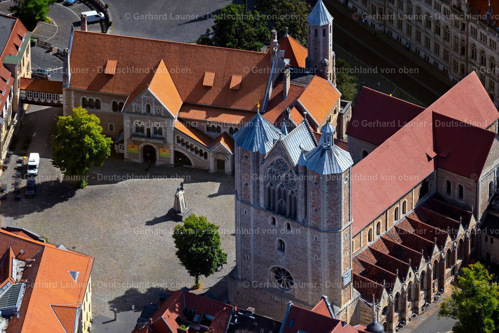 4035280 | BRAUNSCHWEIG 31.07.2020 Kirchengebäude des Domes des Braunschweiger Dom am Domplatz in Braunschweig im Bundesland Niedersachsen, Deutschland. Weiterführende Informationen bei: Ev.-luth. Kirchengemeinde St. Katharinen Braunschweig. // Church building of the cathedral of of Braunschweiger Dom on Domplatz in Brunswick in the state Lower Saxony, Germany. Further information at: Ev.-luth. Kirchengemeinde St. Katharinen Braunschweig. Foto: Gerhard Launer