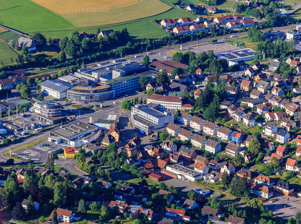 Luftbild: OTC ST. GEORGEN am Gewerbzentrum PE Gebäude Bau 8 am Bahnhof mit M&M Software GmbH, HMT – Häseler Metall Technik GmbH im Ortsteil Saint Georgen im Schwarzwald in St. Georgen im Schwarzwald im Bundesland Baden-Württemberg in Deutschland.Foto: IMG_149184.jpg vom 29.06.2025 durch Werner Riehm/FLY-FOTO.deOrthopädie Trauma Centrum St. Georgen - Micael Lopes Videira und Michael ZimmererM&M Software ist ihr Software- und DigitalisierungspartnerHMTGMBH.DE