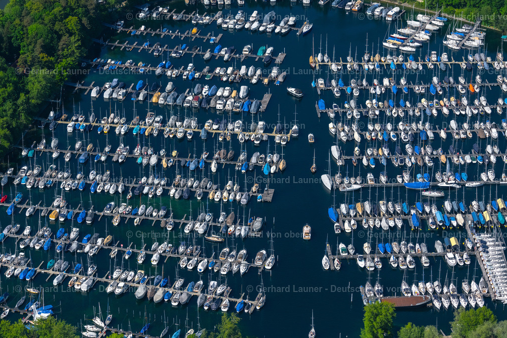 4027922 | KRESSBRONN AM BODENSEE 17.05.2020 Sportboot- Anlegestellen und Bootsliegeplätzen am Uferbereich des Bodensee im Ortsteil Schnaidt in Kressbronn am Bodensee im Bundesland Baden-Württemberg, Deutschland. Weiterführende Informationen bei: ULTRAMARIN Die Meichle + Mohr Marina. // Pleasure boat marina with docks and moorings on the shore area of Lake of Constance in the district Schnaidt in Kressbronn am Bodensee in the state Baden-Wuerttemberg, Germany. Further information at: ULTRAMARIN Die Meichle + Mohr Marina. Foto: Gerhard Launer