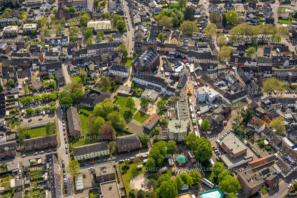 Nettetal240403108Kaldenkirchen | Luftbild, Innenstadt City, kath. Kirche St. Clemens, Pfarrzentrum Convent Pfarrhaus, verkaufsoffener Sonntag und Frühlingsfest mit Straßenfest um den Kirchplatz und Klosterstraße Fußgängerzone, Kaldenkirchen, Nettetal, Niederrhein, Nordrhein-Westfalen, Deutschland