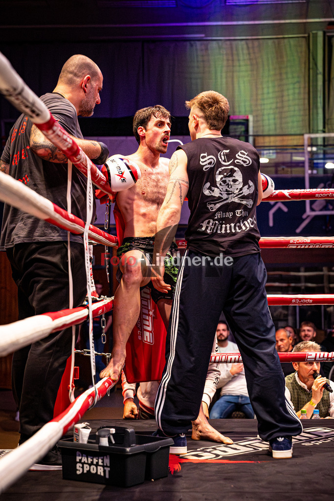 Arnold Markovic(White Tiger) blau gegen Benjamin Radult 34j (SCS Mun) rot | MFA Fight Night MT bis 67kg Kampf 11, Arnold Markovic(White Tiger) blau gegen Benjamin Radult 34j (SCS Mun) rot, 20251108,,2025-11-08 in Penzberg (Wellenberghalle Penzberg), Copyright: WolfgangxLindner www.foto-lindner.de