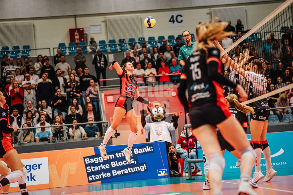 Volleyball | Frauen | Saison 2025/2026 | Volleyball Bundesliga | ETV Hamburger Volksbank Volleys vs. Dresdner SC | 15.11.2025 | Hannah Ammerman (#12, ETV Hamburger Volksbank Volleys) beim Angriff