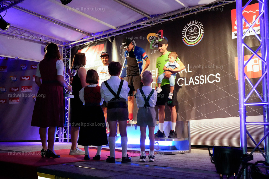 1399_20230817_Bewerb_Maenner_Muehlanger | AUT - OESTERREICH, 2023-08-16: SPORT RENNRAD-FAHREN - 55. INTERNATIONALER RADWELTPOKAL IN ST. JOHANN IN TIROL  - Vintage-Radrennen mit WM-Bronze-Medaillen-Siegerin Christina Schweinberger, den Teilnehmer und Alexander Baumann (vom Orginastions-Team) - TAG 2 BEWERB MAENNER IN SECHS GRUPPEN  ; Foto: Roland Muehlanger