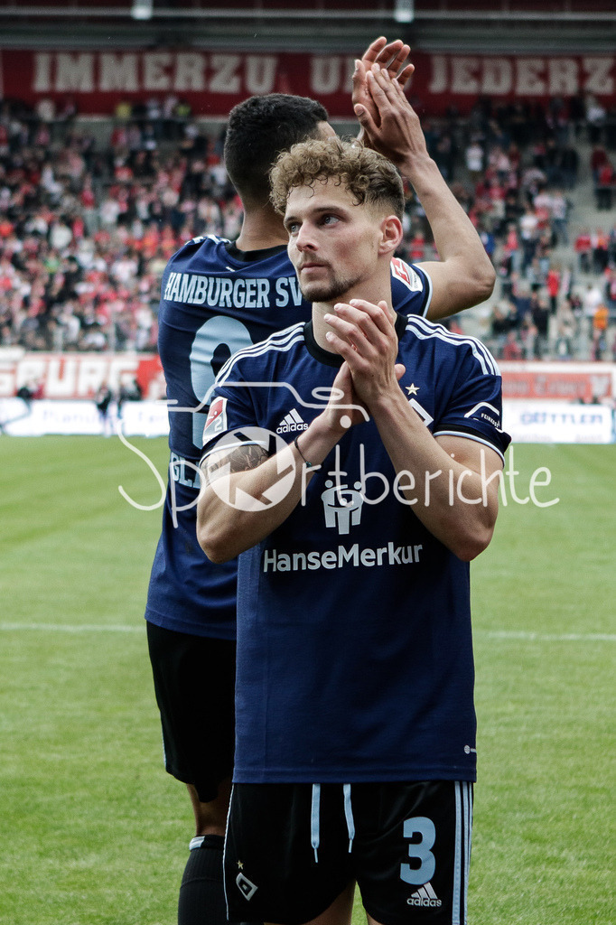 SSV Jahn Regensburg - Hamburger SV | Die Spieler des HSV feiern mit den mitgereisten fAns den Sieg in Regensburg / Jubel / Auswaertssieg / Freude / Ultras / DFL REGULATIONS PROHIBIT ANY USE OF PHOTOGRAPHS AS IMAGE SEQUENCES AND/OR QUASI-VIDEO/ / Daniel HEUER FERNANDEZ / Robert GLATZEL / Jonas DAVID / Moritz HEYER / Sebastian SCHONLAU