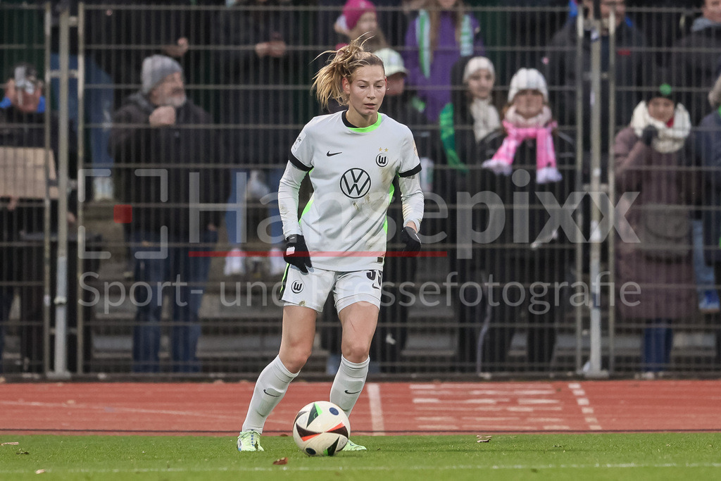 Fussball, Google Pixel Frauen-Bundesliga, SV Werder Bremen - VfL Wolfsburg | v.li.: Sarai Linder (VfL Wolfsburg, 39) am Ball, Freisteller, Einzelbild, Ganzkörper, Aktion, Action, Spielszene, DIE DFB-RICHTLINIEN UNTERSAGEN JEGLICHE NUTZUNG VON FOTOS ALS SEQUENZBILDER UND/ODER VIDEOÄHNLICHE FOTOSTRECKEN. DFB REGULATIONS PROHIBIT ANY USE OF PHOTOGRAPHS AS IMAGE SEQUENCES AND/OR QUASI-VIDEO.