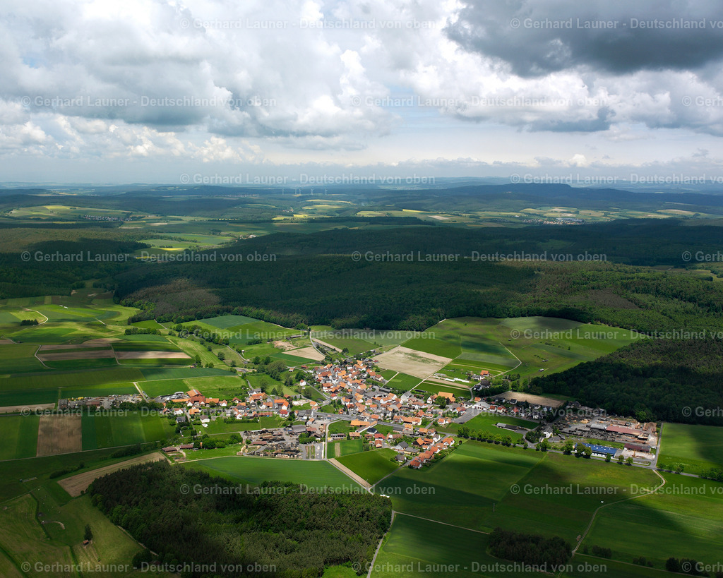 2615565 | WILLOFS 09.06.2006 Landwirtschaftliche Nutzflächen und Feldgrenzen  umsäumen das Siedlungsgebiet des Dorfes in Willofs im Bundesland Hessen, Deutschland // Agricultural land and field boundaries surround the settlement area of the village  in Willofs in the state Hesse, Germany Foto: Gerhard Launer