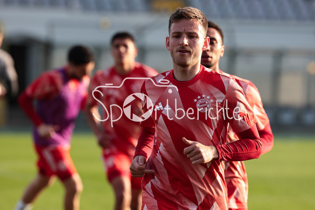 FC Bayern Amateure - TSV Aubstadt | in Aktion Timo KERN (FCB #10) beim warmmachen