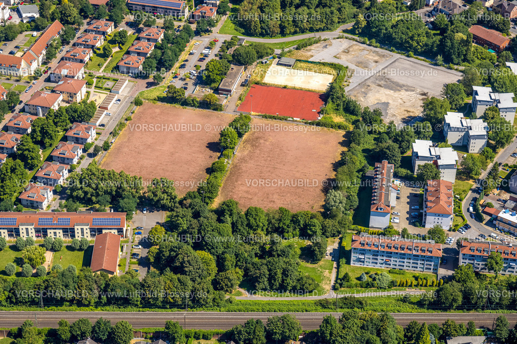 Essen230702657 | Luftbild, Brachfläche und Sportanlage Levinstraße, Hochhäuser Gerscheder Weiden, Gerschede, Essen, Ruhrgebiet, Nordrhein-Westfalen, Deutschland