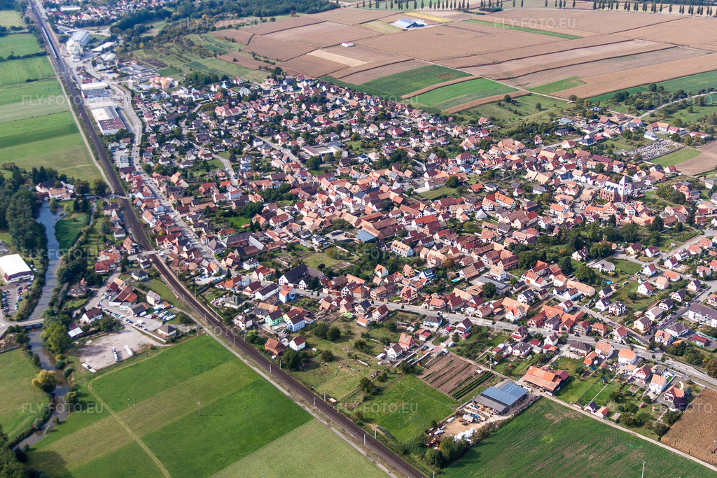 Vue aérienne: Les berges de la rivière Zorn et la ligne de chemin de fer à Schwindratzheim dans le département Bas Rhin, France. Photo: IMG_53560.jpg prise le 30/09/2012 par Werner Riehm/FLY-FOTO.euRésolution de l'original: 4752 x 3168 px