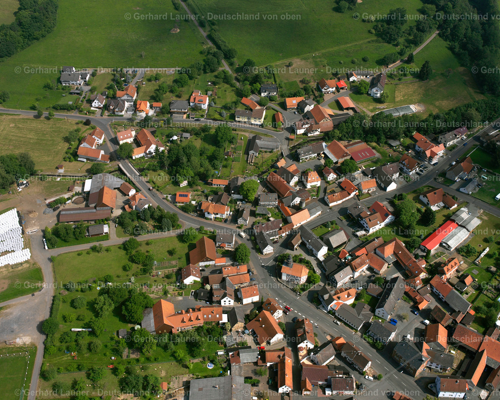 2615921 | EICHELSACHSEN 09.06.2006 Ortsansicht am Rande von landwirtschaftlichen Feldern und Nutzflächen  in Eichelsachsen im Bundesland Hessen, Deutschland // Village view on the edge of agricultural fields and land  in Eichelsachsen in the state Hesse, Germany Foto: Gerhard Launer