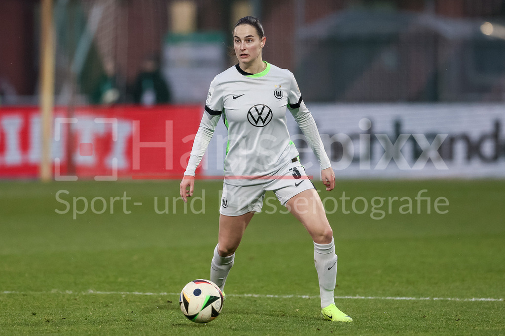 Fussball, Google Pixel Frauen-Bundesliga, SV Werder Bremen - VfL Wolfsburg | v.li.: Caitlin Dijkstra (VfL Wolfsburg, 3) am Ball, Freisteller, Einzelbild, Ganzkörper, Aktion, Action, Spielszene, DIE DFB-RICHTLINIEN UNTERSAGEN JEGLICHE NUTZUNG VON FOTOS ALS SEQUENZBILDER UND/ODER VIDEOÄHNLICHE FOTOSTRECKEN. DFB REGULATIONS PROHIBIT ANY USE OF PHOTOGRAPHS AS IMAGE SEQUENCES AND/OR QUASI-VIDEO.