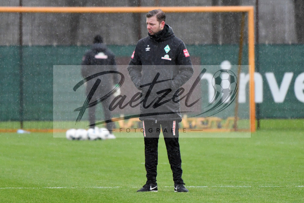 20200129_TRASVW_0016 | Fußball, Herren: Trainer Florian Kohfeldt (SV Werder Bremen) schaut beim Training des SV Werder Bremen am 29.01.2020 im wohninvest Weserstadion in Bremen, Deutschland.(Foto von Nico Paetzel) - Realisiert mit Pictrs.com