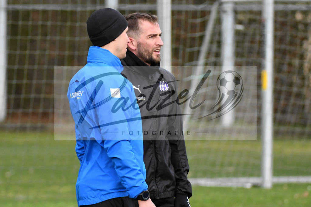 20200225_TRAOSN_0057 | Fussball, Herren: Co-Trainer Tim Danneberg (VfL Osnabrueck) und Marc Heider (VfL Osnabrueck) schauen waehrend der Trainingseinheit des VfL Osnabrueck im Sportpark Illoshoehe am 25.02.2020 in Osnabrueck, Deutschland. - Realisiert mit Pictrs.com