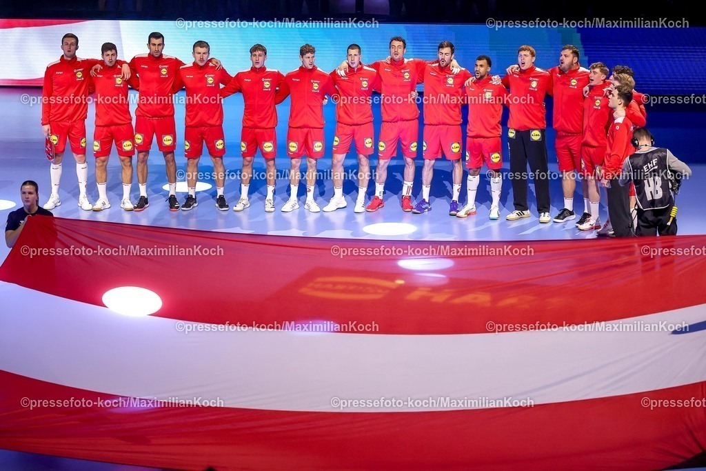 EHF19012601001 | 19.01.2026, Handball, Men's EHF EURO 2026, Österreich - Serbien, Jyske Bank Boxen in Herning, Dänemark, Preliminary Round: Das Österreichische Team steht bei der Nationalhymne Arm in Arm zusammen.  