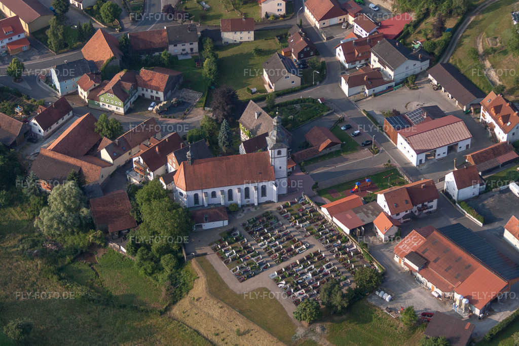 Luftbild: Friedhofes und Kirche in Oberleichtersbach im Bundesland Bayern in Deutschland. Foto: IMG_68798.jpg vom 22.06.2014 durch Werner Riehm/FLY-FOTO.de
