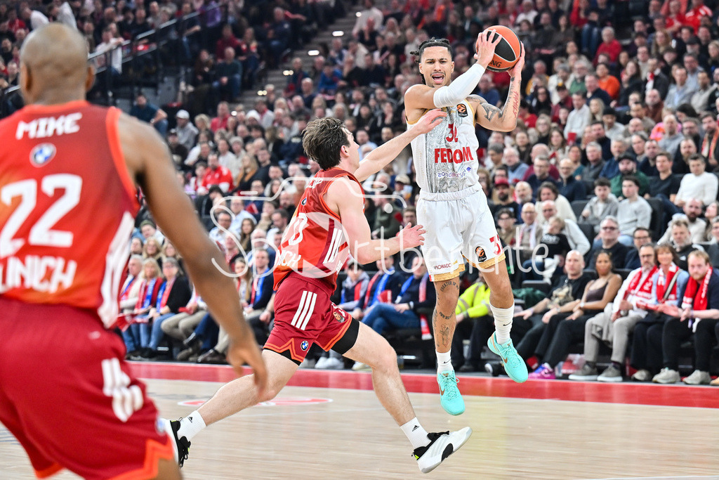 FC Bayern Basketball - AS Monaco Basket | MUNICH, GERMANY - 05. FEBRUARY: im Duell Justianian JESSUP (FC Bayern Basketball 10) und Matthew STRAZEL (AS Monaco Basket 32) während dem Match zwischen dem FC Bayern Basketball und dem AS Monaco Basket am 27. Spieltag der EuroLeague im SAP GARDEN