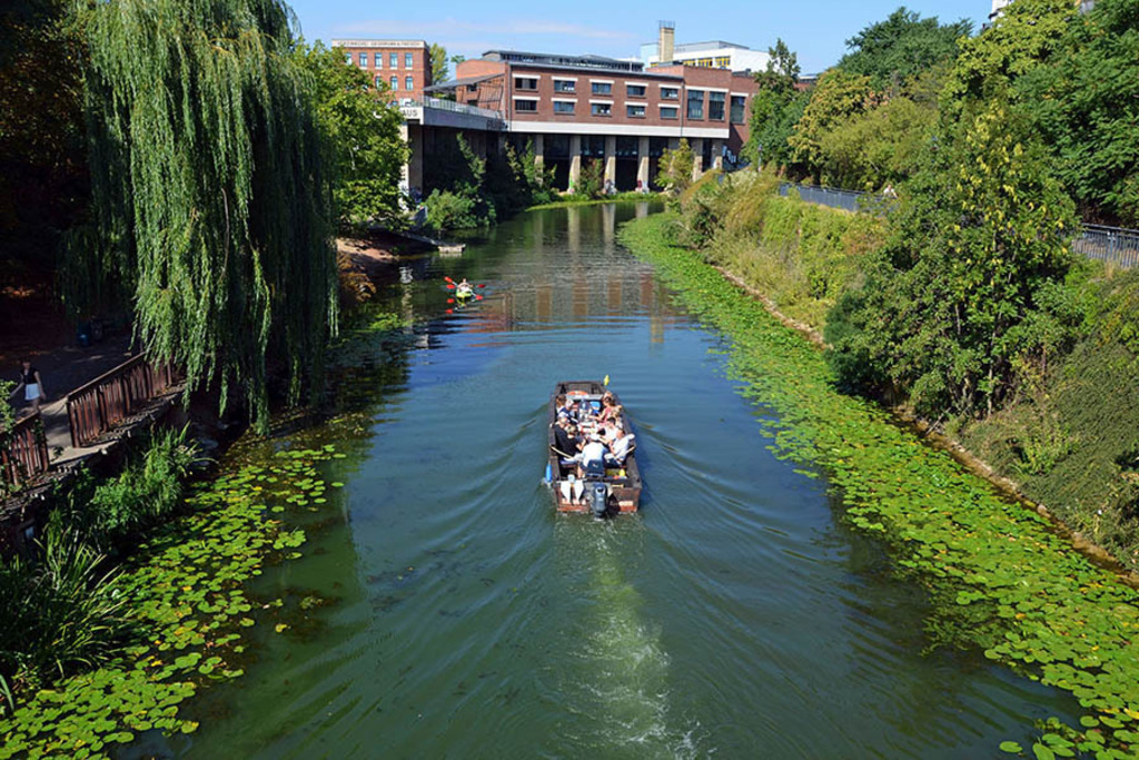Karl-Heine-Kanal - Blick zum Stelzenhaus | Entdecke über 20 Kategorien Leipzig-Motive: Foto-Downloads, hochwertige Poster, Leinwand- & Fine-Art-Prints. Jetzt Lieblingsfoto im Bildlexikon Leipzig Shop bestellen!
