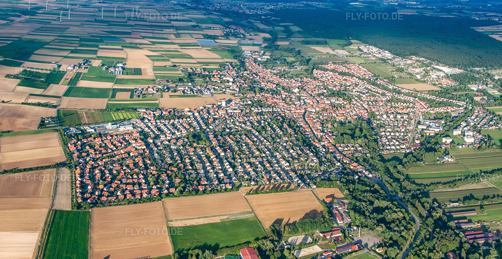 Luftbild: Stadtübersicht aus Westen in Herxheim bei Landau im Bundesland Rheinland-Pfalz in Deutschland. Foto: IMG_51373-Bearbeitet.jpg vom 04.08.2012 durch Werner Riehm/FLY-FOTO.deAuflösung des Originals: 6155 x 3181 px