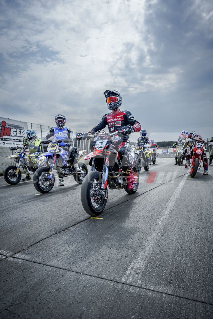 SuperMoto_Staatsmeisterschaft_Fuglau-1034 | GRIPcapture steht für authentische Sportfotografie in Österreich – für Momente, die mehr sind als Geschwindigkeit oder Ergebnis. Es geht um Emotion, Spannung, Fokus und den Augenblick, der oft nur einen Wimpernschlag dauert.Ob Motorsport, Teamsport oder 