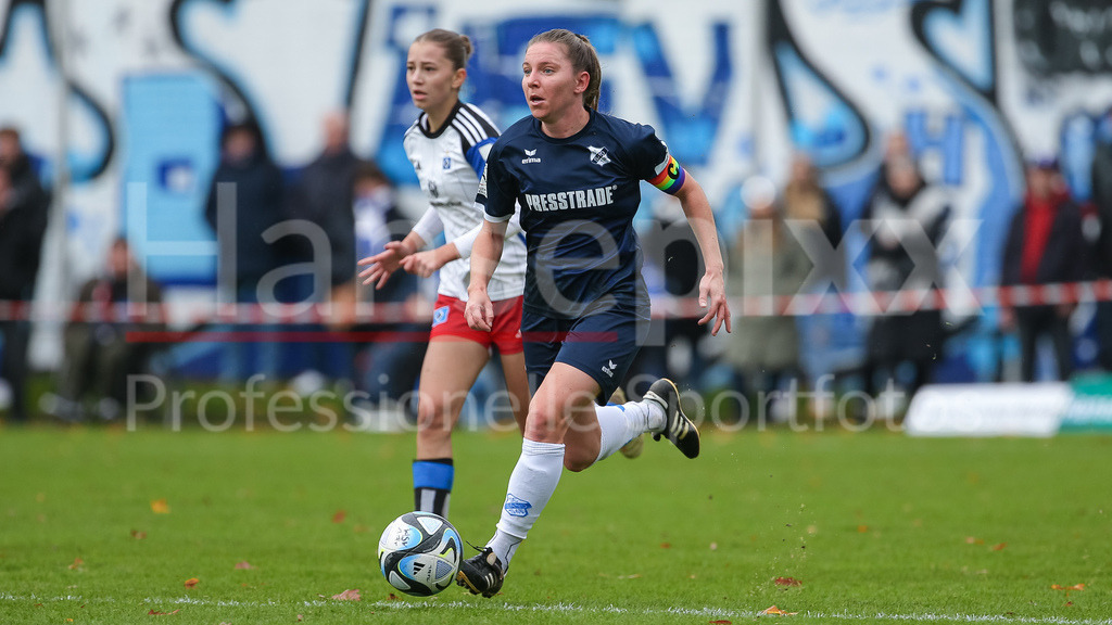 Fussball, 2. Frauen-Bundesliga, Hamburger SV - SC Sand | v.li.: Emily Evels (SC Sand, 17) am Ball, Einzelbild, Ganzkörper, Aktion, Action, Spielszene, DIE DFB-RICHTLINIEN UNTERSAGEN JEGLICHE NUTZUNG VON FOTOS ALS SEQUENZBILDER UND/ODER VIDEOÄHNLICHE FOTOSTRECKEN. DFB REGULATIONS PROHIBIT ANY USE OF PHOTOGRAPHS AS IMAGE SEQUENCES AND/OR QUASI-VIDEO.