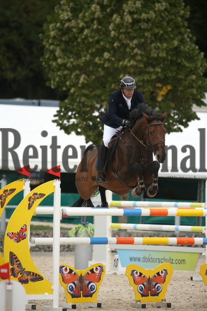 Villingendorf_2022_Prfg.Nr.08_zwei Phasen_Springprfg.Kl.M_Youngster_Adrian Schmid_Pumbaa 7 (4) | Alle Fotos der Reiterjournal Fotografin Doris Matthaes im Reiterjournal Online-Fotoshop. - Realisiert mit Pictrs.com