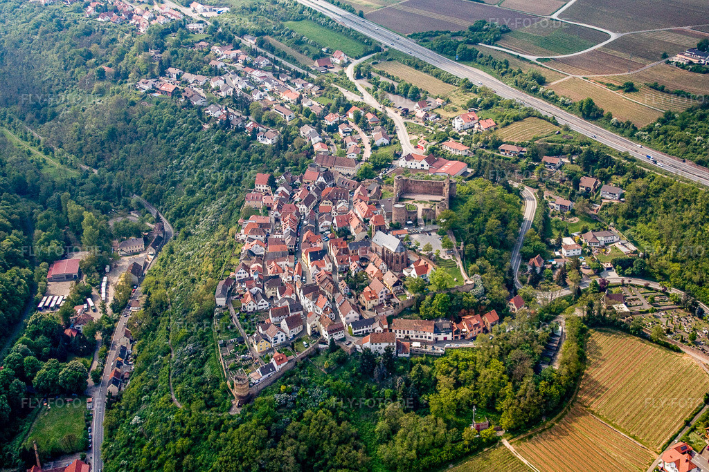 Luftbild: Burg Neuleiningen in Neuleiningen im Bundesland Rheinland-Pfalz in Deutschland. – Foto: IMG_18025.jpg vom 02.05.2009 durch Werner Riehm/FLY-FOTO.de – Auflösung des Originals: 4185 x 2790 px