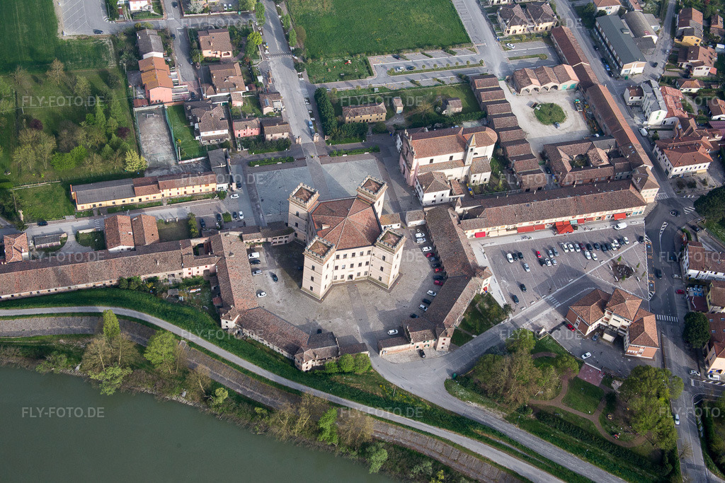 Luftbild: Ortsansicht in Mesola im Bundesland Ferrara in Italien. Foto: IMG_087308.jpg vom 05.04.2016 durch Werner Riehm/FLY-FOTO.de