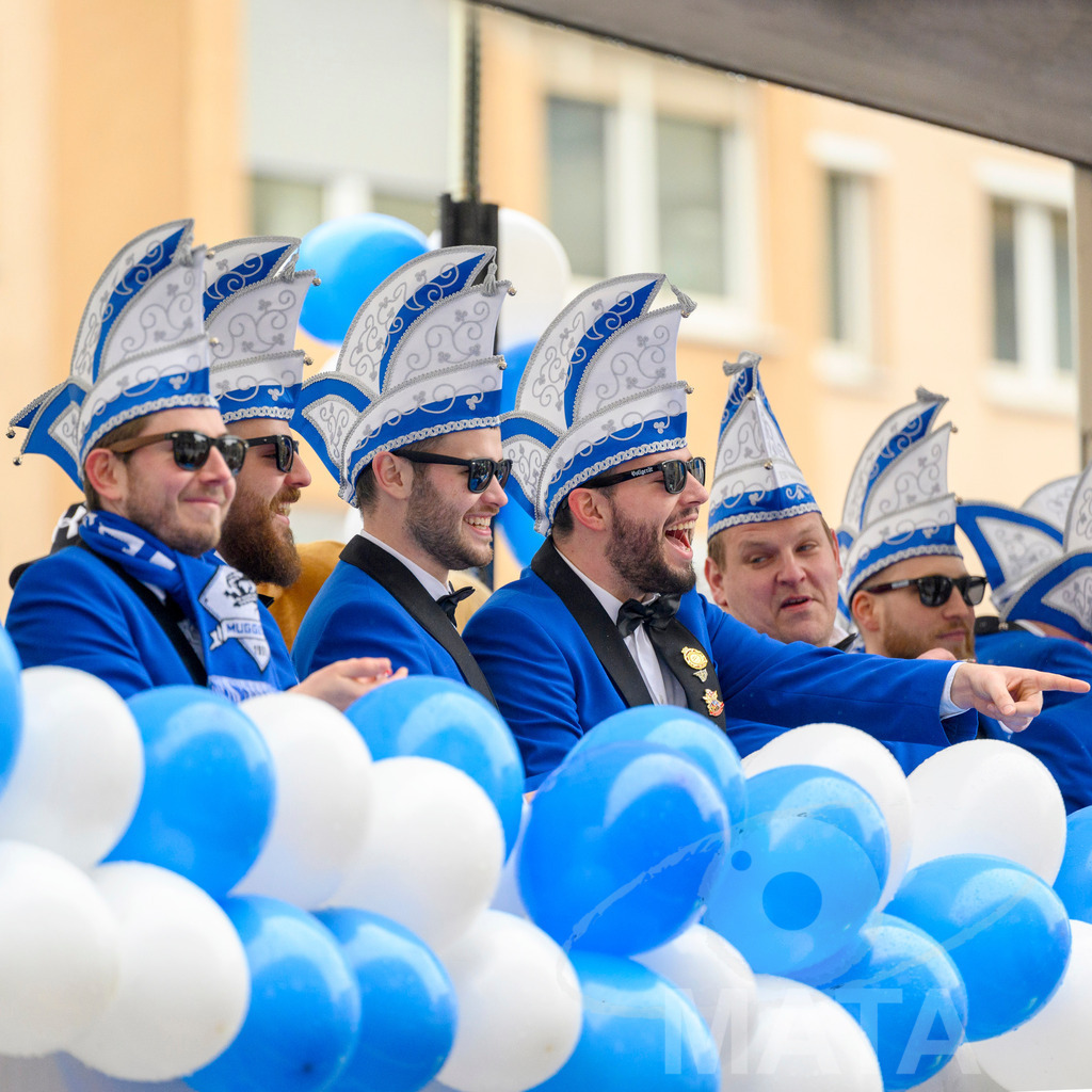 _DWA2574-2 | Trotz Nieselregen schlängelte sich der „Gaudiwurm“ am Sonntag durch die Nürnberger Innenstadt an tausenden Faschingsfans vorbei.  Nürnberg, 11.02.2024 - Realisiert mit Pictrs.com