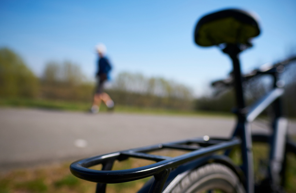 Radeln auf der Donauinsel  | Wien, Austria - March 19, 2020: Sport mit einem Rad auf der Donauinsel während der Corona-Virus Zeit. - Realisiert mit Pictrs.com
