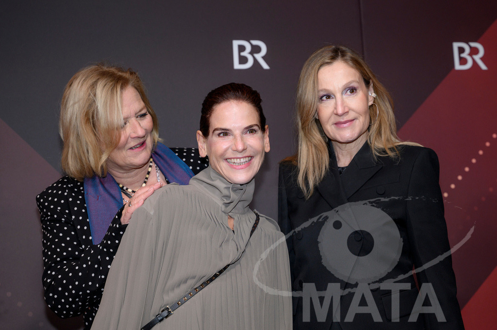 _DWI5447 | Suzanne von Borsody, Bibiana Beglau und Christine Hartmann bei der Verleihung des 47. Bayerischen Filmpreises 2026  im Prinzregententheater. München, Deutschland. Der Bayerische Filmpreis wird seit 1979 von der Bayerischen Staatsregierung verliehen, um die Bedeutung des Kinofilms als Kulturgut herauszustellen - Realisiert mit Pictrs.com