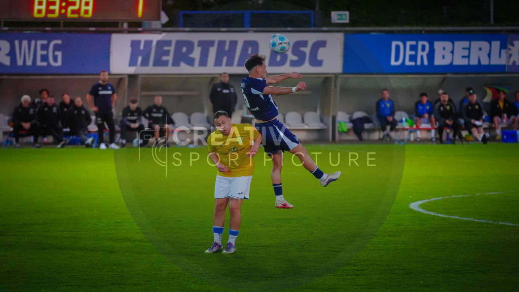 Fußball, Herren, Saison 2025/2026, Regionalliga Nordost, 32. Spieltag, Hertha BSC II vs. FSV 63 Luckenwalde, Donnerstag 30.04.2026, Hertha Amateurstadion | Fußball, Herren, Saison 2025/2026, Regionalliga Nordost, 32. Spieltag, Hertha BSC II vs. FSV 63 Luckenwalde, Donnerstag 30.04.2026, Hertha Amateurstadion, Im Bild: Lucas Will (l. Luckenwalde) und Shalva Ogbaidze (r. Hertha) - Realisiert mit Pictrs.com