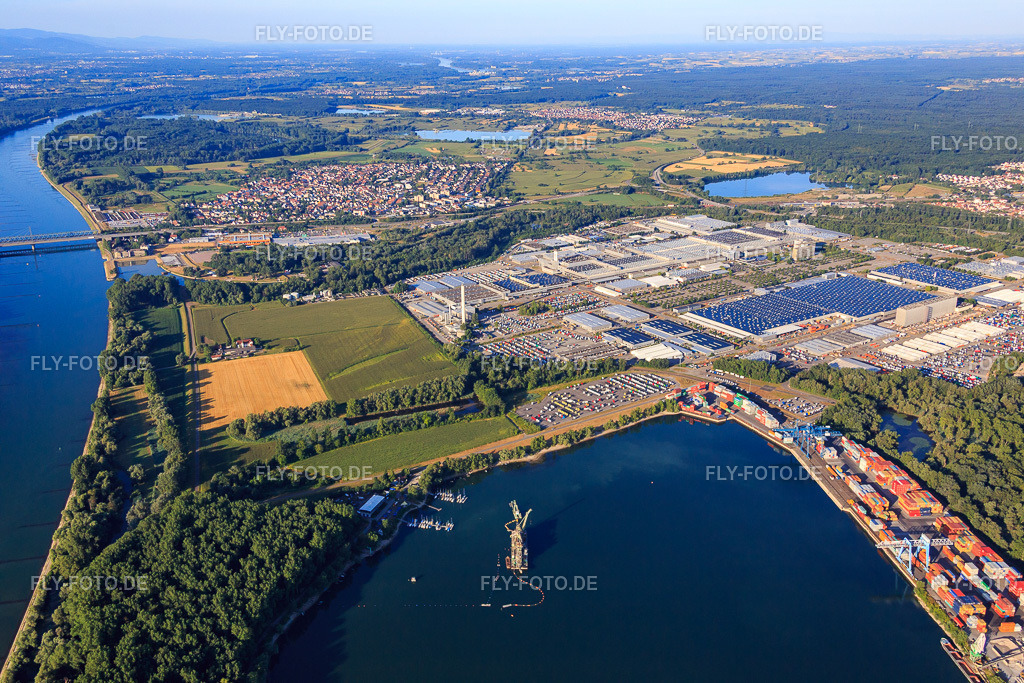 Landeshafen Wörth mit Contargo Wörth https://www.contargo.net/en/business/trimodal-network/our-network/#! | Luftbild: Landeshafen Wörth mit Contargo Wörth https://www.contargo.net/en/business/trimodal-network/our-network/#! im Ortsteil Maximiliansau in Wörth im Bundesland Rheinland-Pfalz in Deutschland. Foto: IMG_083846.jpg vom 26.07.2015 durch Werner Riehm/FLY-FOTO.de - Realisiert mit Pictrs.com