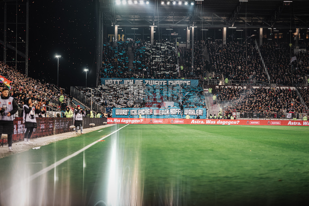 Fußball | Männer | Saison 2024/2025  | Fußball-Bundesliga | 26. Spieltag | FC St. Pauli vs. TSG Hoffenheim | 14.03.2025 | Choreo der Auswärtsfans aus Hoffenheim "Hätt ich ne zweite Chance Würd ich sicher wieder Hoffe wählen!'
