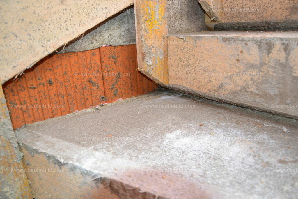 bib-lg04-betonarbeiten-treppen-0730 | Nach LV-Leistungsgruppen sortierte Detailfotos über den Bau eines Hauses. Alle Hausbau-Bilder direkt vom Urheber und Autor der Website Haus-Selber-Bauen.com