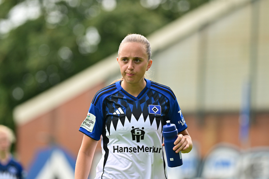 Fußball I Frauen I Saison 2025-2026 I Testspiel I Hamburger SV - Holstein Kiel | Nahaufnahme, Einzelfoto, Freisteller, Portrait, Porträt, Einzelbild, Einzelfoto, Körper: Victoria Schulz (19, Hamburger SV) - Realisiert mit Pictrs.com