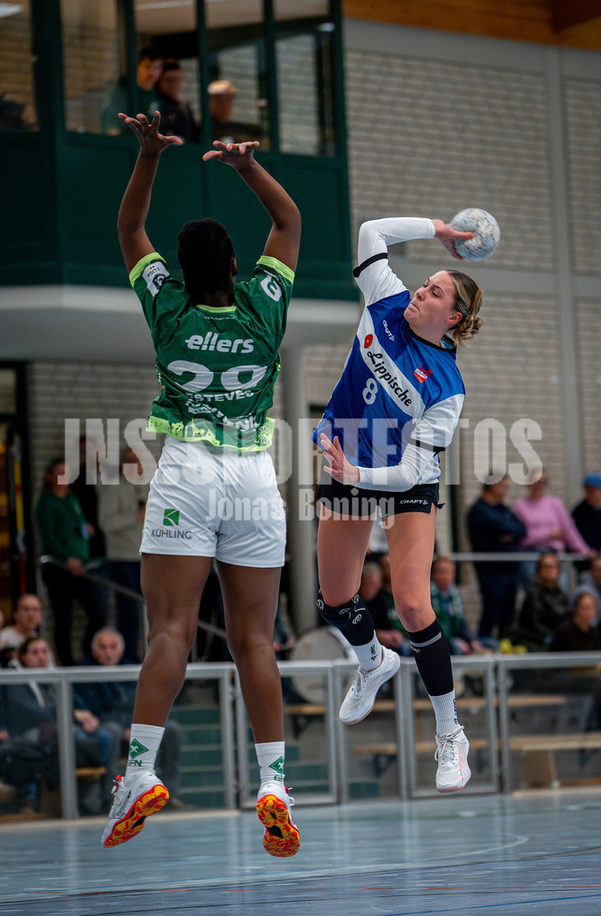 Handball I Frauen I Saison 2025-2026 I 3. Liga Staffel Nord I 10. Spieltag I SC SFN Vechta - HSG Blomberg-Lippe II I 0337 | Edna Estevens (29, SC SFN Vechta) macht sich groß gegen Leni Ringelkamp (8, HSG Blomberg-Lippe II) - Realisiert mit Pictrs.com