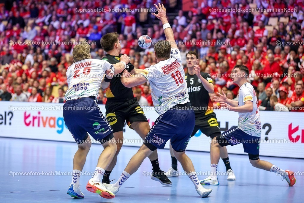 EHF24012603020 | 24.01.2026, Handball, Men's EHF EURO 2026, Deutschland - Norwegen, Jyske Bank Boxen in Herning, Dänemark, Main Round:  Renars Uscins (Germany #23) im Zweikampf gegen   Martin Hernes Hovde (Norway #25)  Vetle Ronningen (Norway #10)
