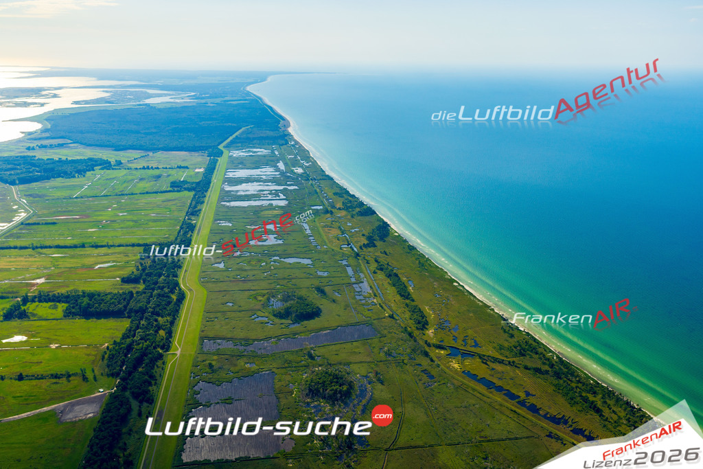 Schrägluftbild  Sundische Wiese  Zingst - Das Luftbild wurde 2025 vom UL-Flugzeug heraus erstellt (ohne Drohne- keine Drohnenaufnahme ) - Hochauflösende Luftaufnahme -Nicht vergleichbar mit Google Maps oder Satelittenbilder- Die Geschenkidee !Mit Lizenz und Bildrechte bestellbar