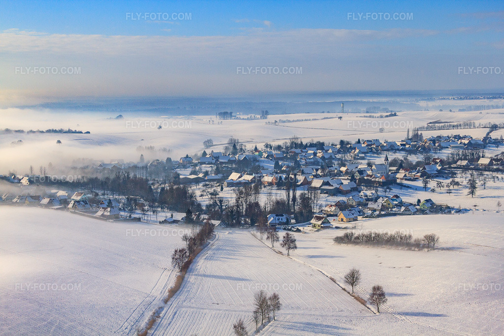 Aerial view: Village view in winter with snow from the northeast in Eberbach-Seltz in the state Bas-Rhin, France. – Photo: IMG_36212.jpg taken on 01/02/2011 by Werner Riehm/FLY-FOTO.com – Resolution of the original: 4752 x 3168 px
