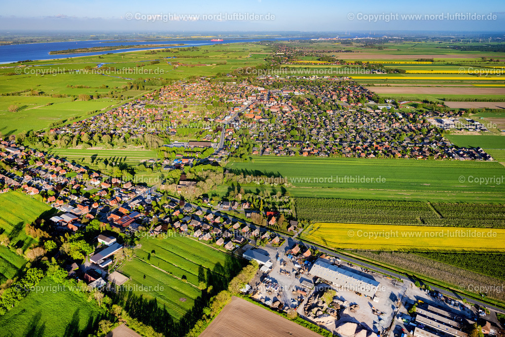 Drochtersen_ELS_3023140522 | DROCHTERSEN 14.05.2022 Ortsansicht am Rande von landwirtschaftlichen Feldern und Nutzflächen in Drochtersen im Bundesland Niedersachsen, Deutschland. // Village view on the edge of agricultural fields and land in Drochtersen in the state Lower Saxony, Germany. Foto: Martin Elsen
