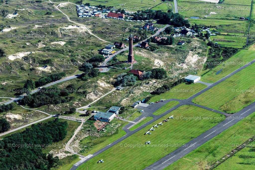 Norderney_Flugplatz_ELS_5773050923 | NORDERNEY 05.09.2023 Start- und Landebahn mit Rollfeldgelände vom Flugplatz  Norderney mit Dünenfläche auf der Insel Norderney im Bundesland Niedersachsen. // Runway with tarmac terrain of airfield with dune landscape on Norderney island in the state Lower Saxony. Foto: Martin Elsen