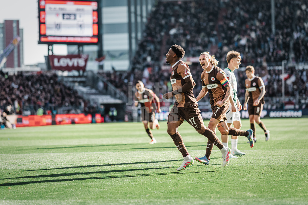 Fußball | Männer | Saison 2024/2025  | Fußball-Bundesliga | 28. Spieltag | FC St. Pauli vs. Borussia Mönchengladbach | 06.04.2025 | v.l. Torschütze Oladapo Afolayan (#17, FC St. Pauli) und Jackson Irvine (#7, FC St. Pauli) jubeln nach dem Tor 1:1