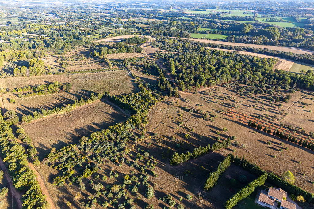 Vue aérienne: La plaine de Crau à le quartier Partie Nord Est in Saint-Rémy-de-Provence dans le département Bouches du Rhône, France. Photo: IMG_129610.jpg prise le 23/09/2021 par Werner Riehm/FLY-FOTO.eu – Résolution de l'original: 5472 x 3648 px