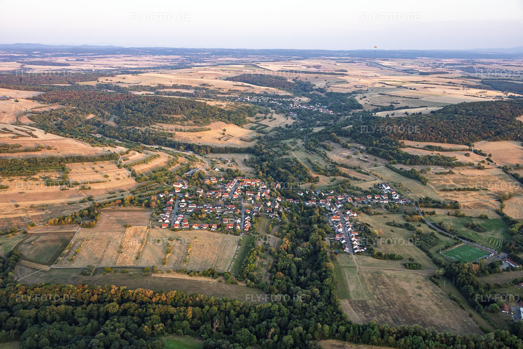 Luftbild: Ortsansicht von Nordwesten im Ortsteil Niedergailbach in Gersheim im Bundesland Saarland in Deutschland. – Foto: IMG_158611.jpg vom 14.08.2026 durch Werner Riehm/FLY-FOTO.de – Auflösung des Originals: 6000 x 4000 px