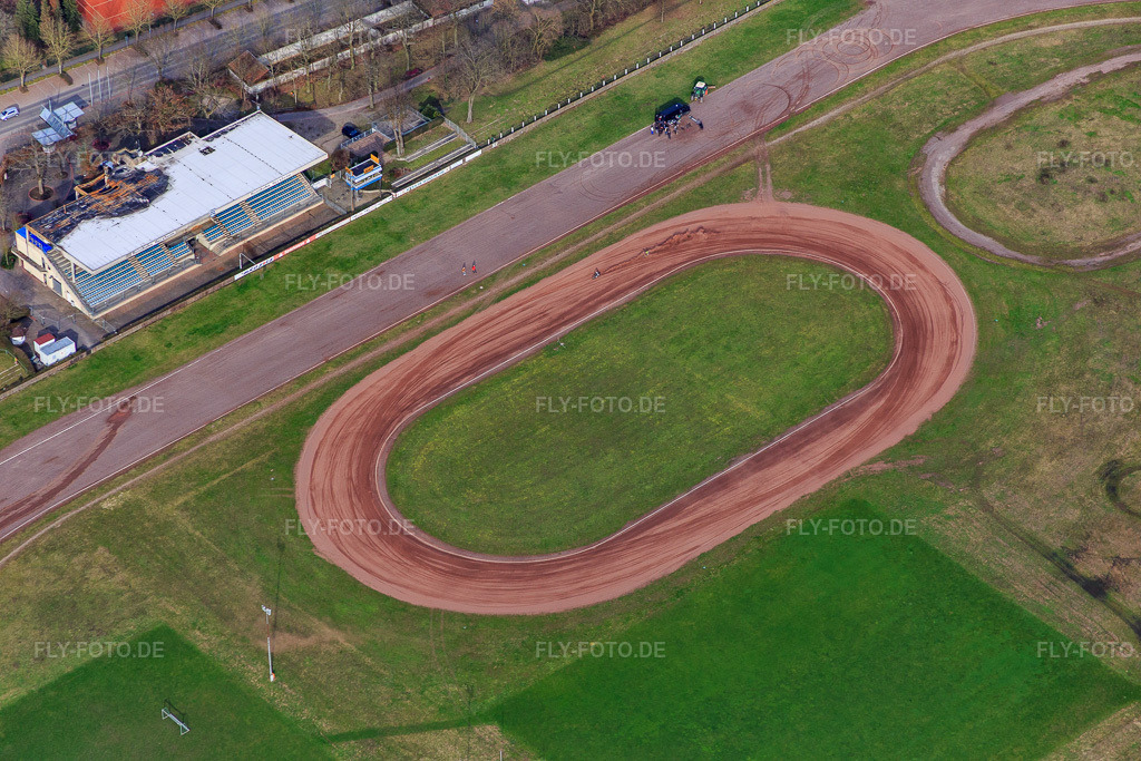 Luftbild: Speedway und Tribüne der Motorsportvereinigung Herxheim in Herxheim bei Landau im Bundesland Rheinland-Pfalz in Deutschland. Foto: IMG_086419.jpg vom 26.02.2016 durch Werner Riehm/FLY-FOTO.deSPEEDWAY.DE