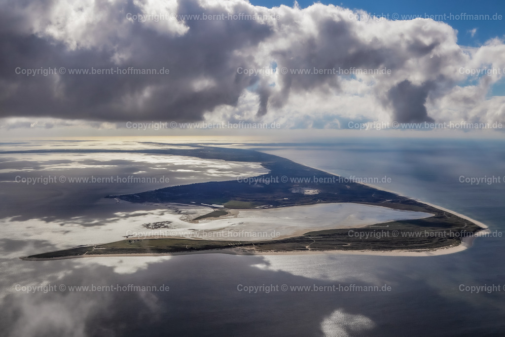 PLB_Ggl_Sylt-Nord_3146_75x50 | Luftbild, Sylt aus der Vogelperspektive, Nordansicht mit dem Ellenbogen am Königshafen und ( unter dem Wolkenschatten ) dem nördlichsten Inselort List. Der Blick reicht über die gesamte Insel von Norden nach Süden. - Realisiert mit Pictrs.com