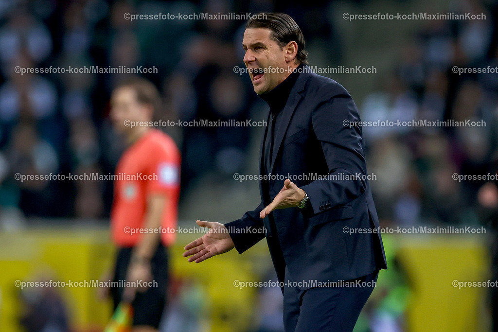 BMG24112401027 | 24.11.2024, Fußball, Borussia Mönchengladbach - FC St. Pauli, 1. Fußball Bundesliga, Borussia-Park, Saison 2024 2025: Trainer Gerardo Seoane (Cheftrainer Mönchengladbach) gestikulierend am SpielfeldrandDFB regulations prohibit any use of photographs as image sequences and or quasi-video.