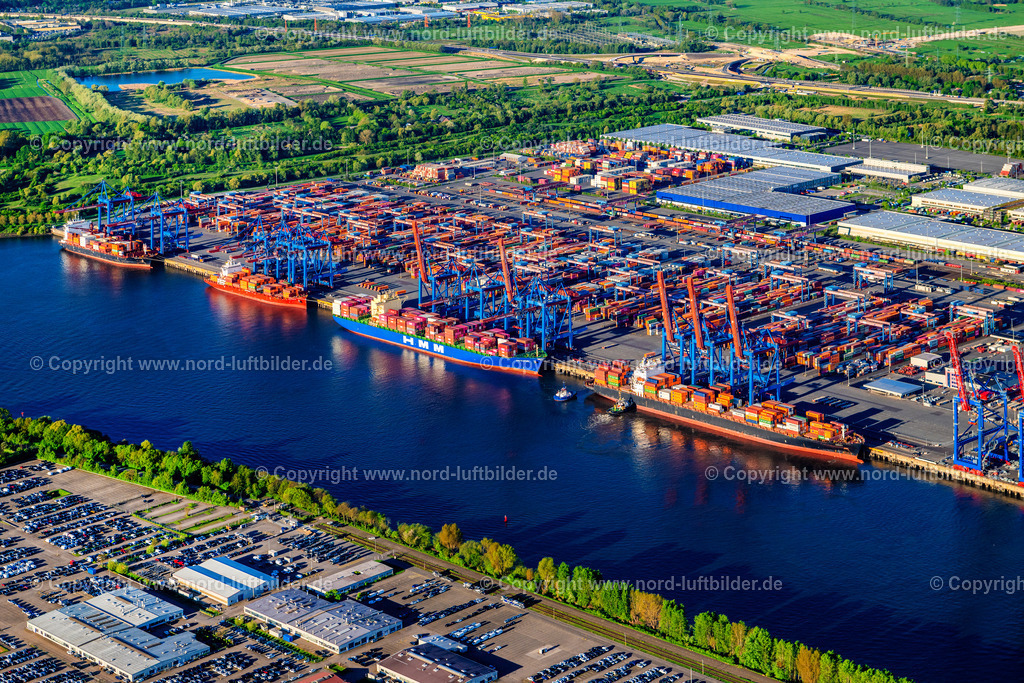 Hamburg_Altenwerder_CTA_Container_Terminal_ELS_9602270425 | HAMBURG 27.04.2025 Containerterminal HHLA Container Terminal Altenwerder (CTA) am Ufer der Elbe im Stadtteil Altenwerder in Hamburg. // Container Terminal HHLA Container Terminal Altenwerder (CTA) on the Elbe riverbank in the Altenwerder part of Hamburg in Germany. Foto: Martin Elsen