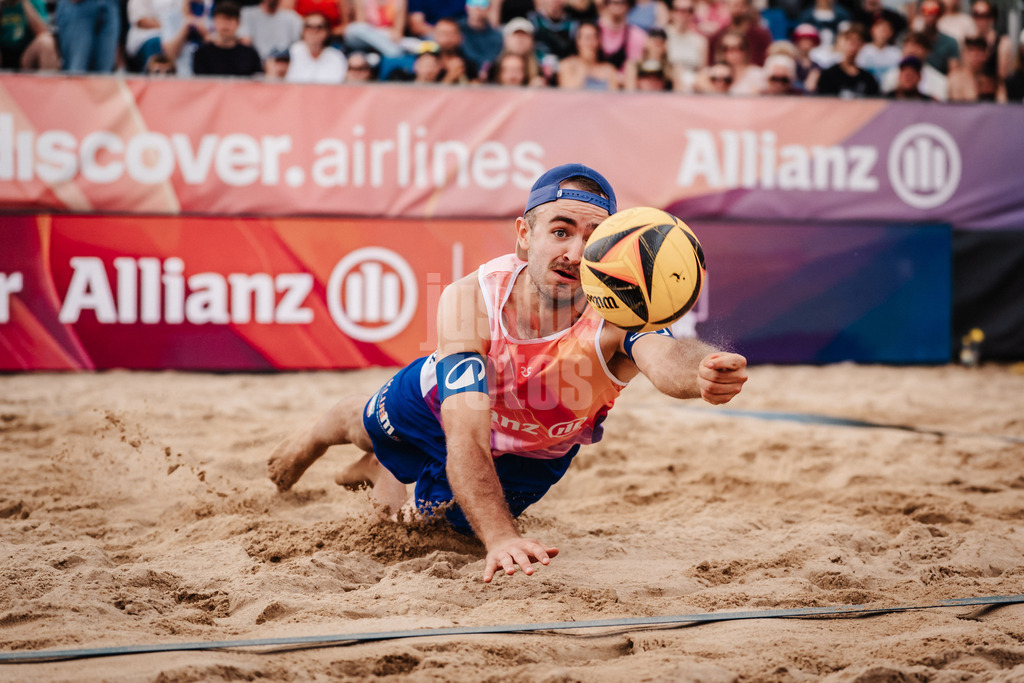 Beachvolleyball | Männer | Allianz German Beach Tour 2025 | Tourstop Hamburg | 01.06.2025 | Tilo Rietschel springt zum Ball