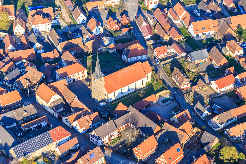 Aerial view: Church of Saint-Jacques-le-Majeur in Riedseltz in the state Bas-Rhin, France. – Photo: IMG_130952.jpg taken on 03/22/2022 by Werner Riehm/FLY-FOTO.com – Resolution of the original: 5352 x 3568 px